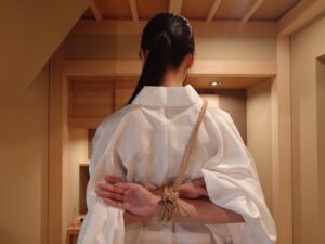 後ろ後手