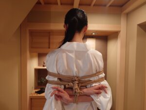 後ろ後手