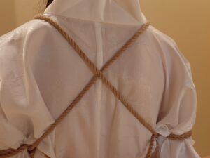 古典縛り(乳掛縄)