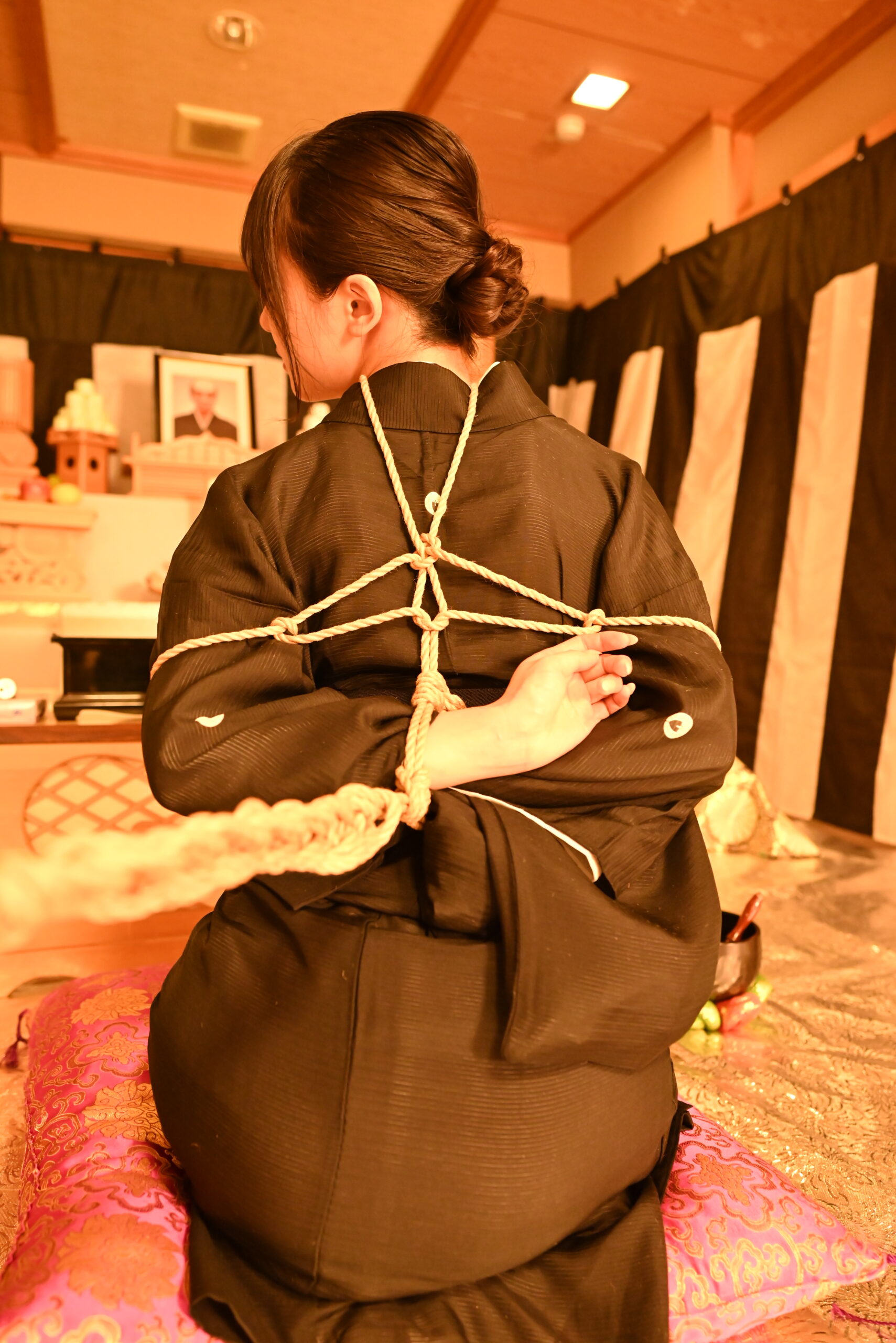 緊縛喪服