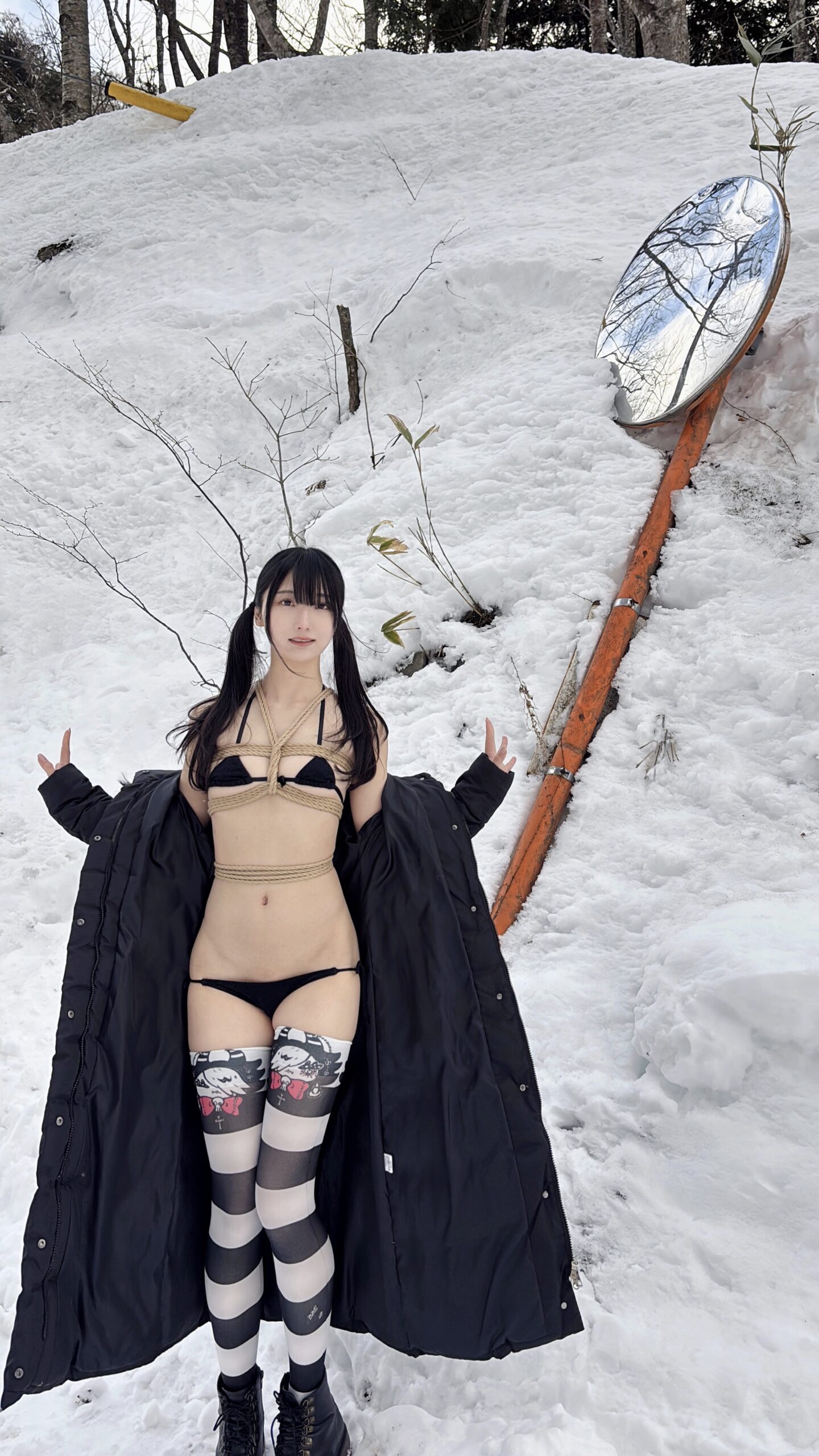 雪山・マイクロビキニ露出緊縛