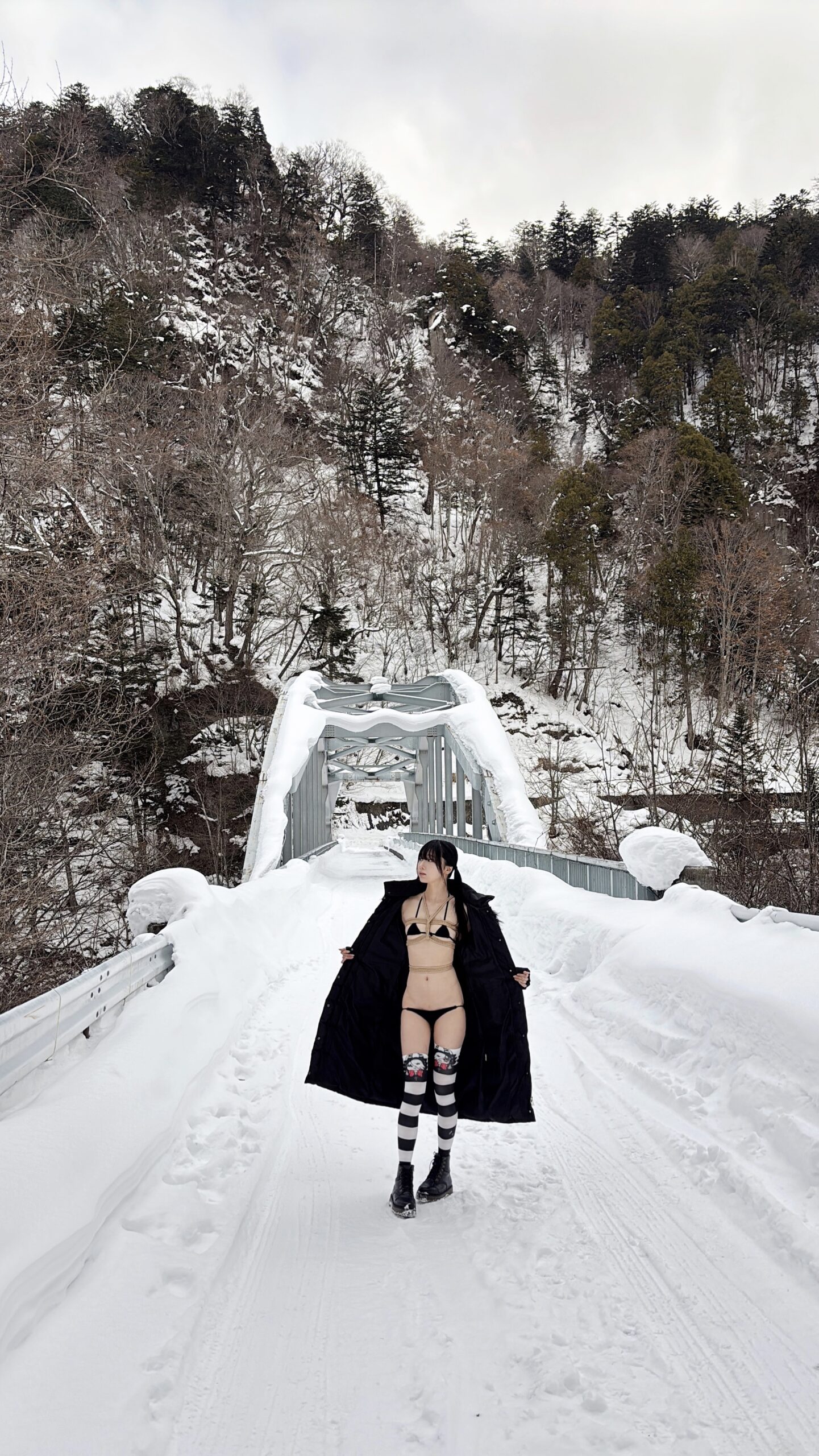 雪山・マイクロビキニ露出緊縛