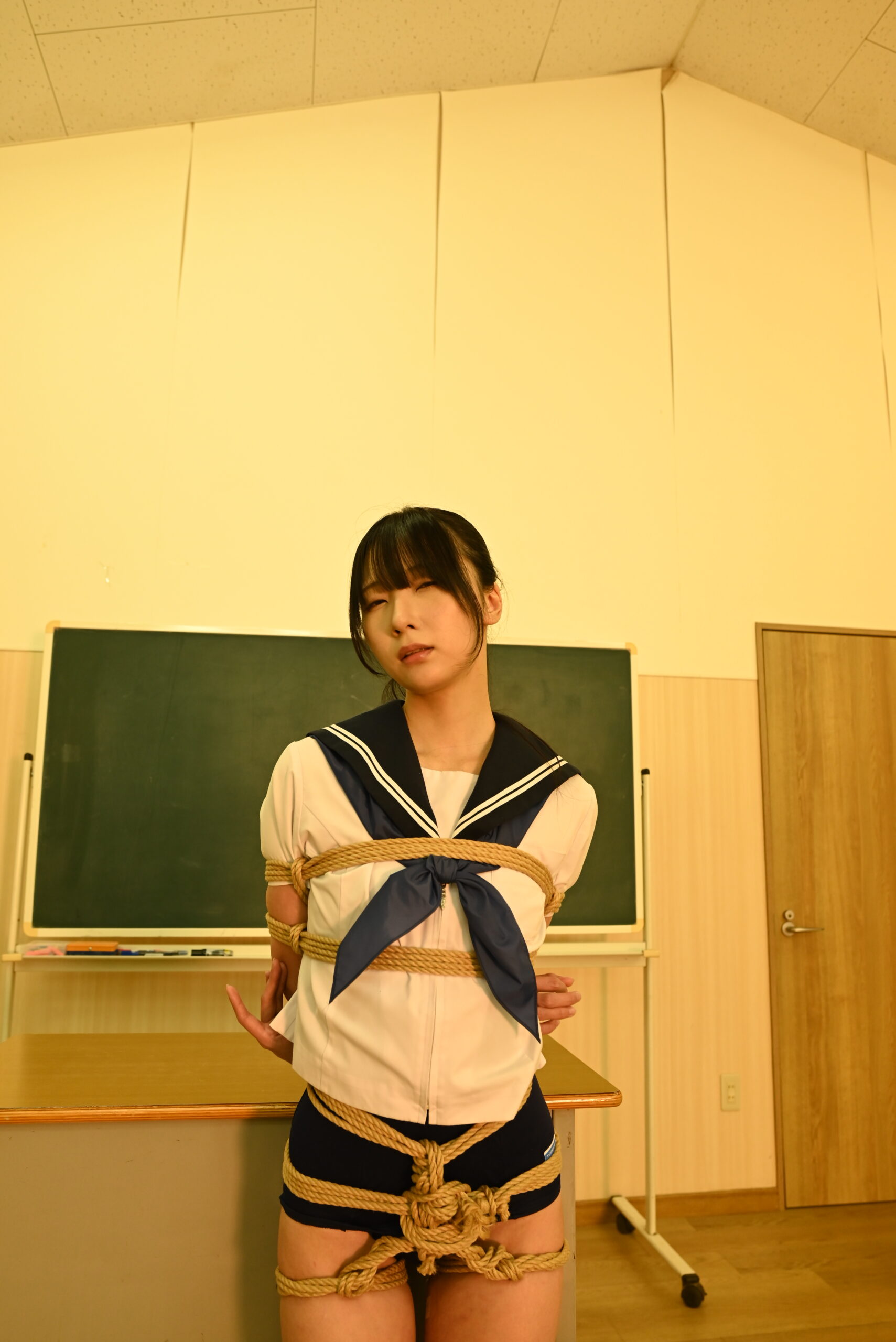 セーラー服緊縛