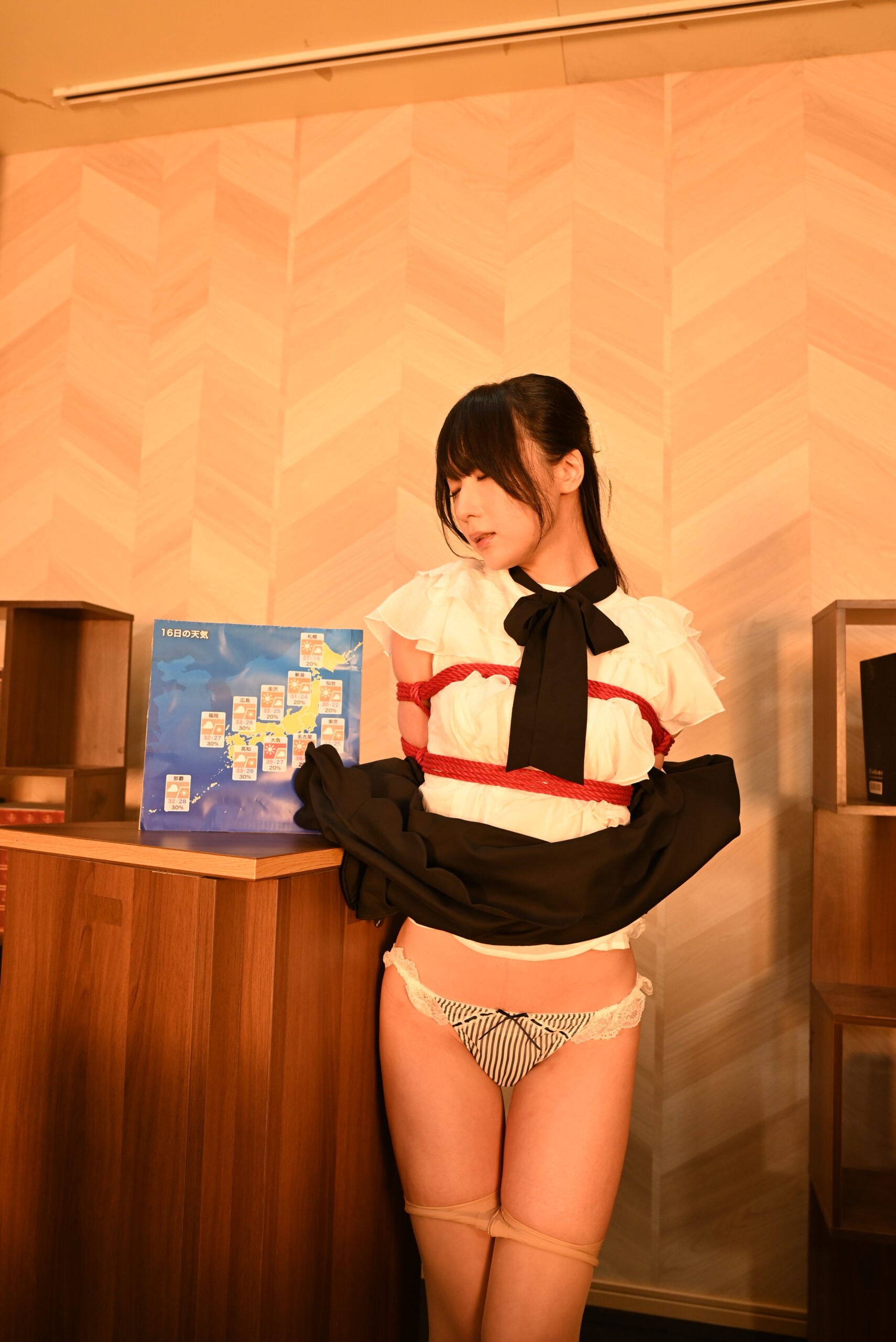 お天気お姉いさん緊縛