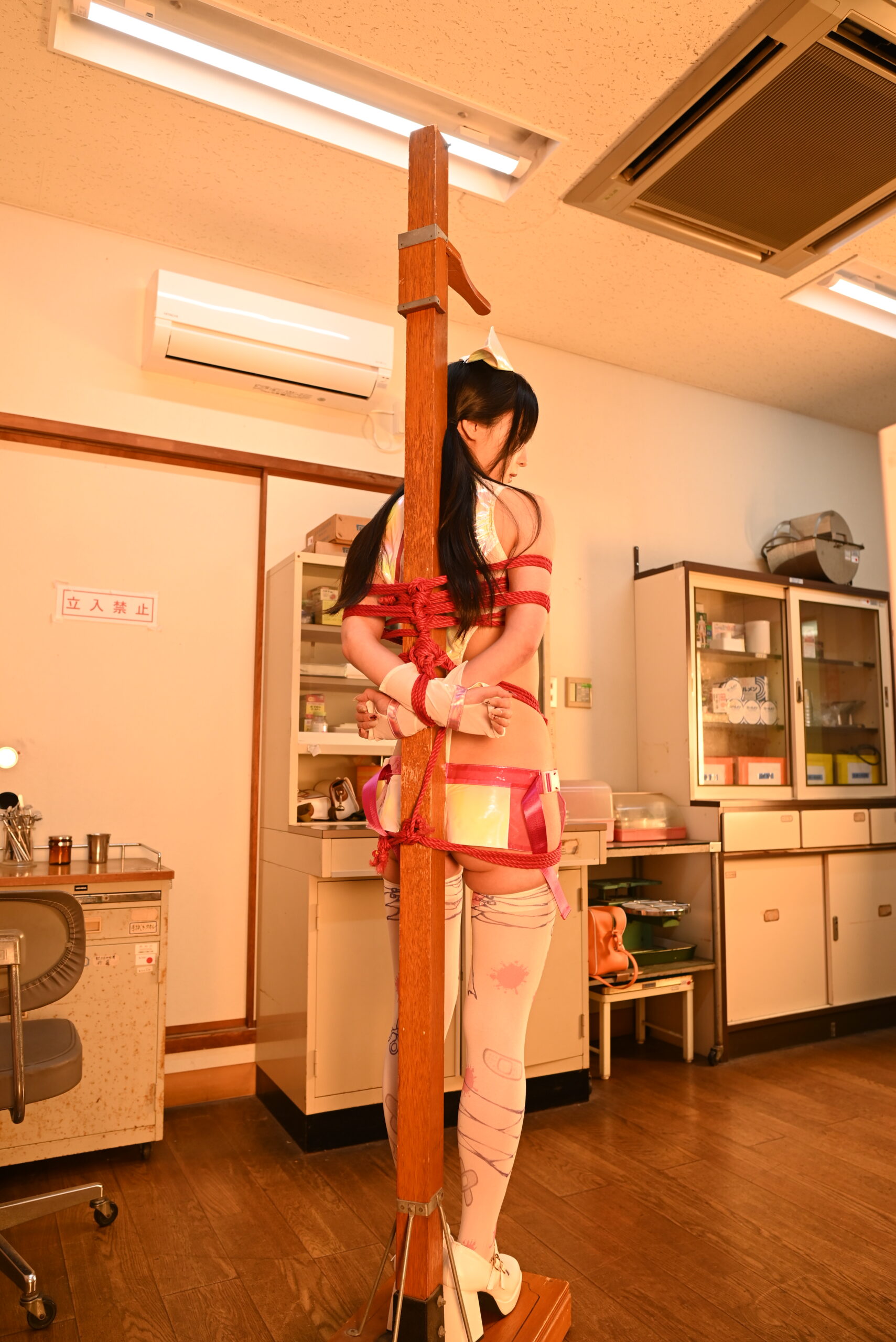 コスプレヤー緊縛